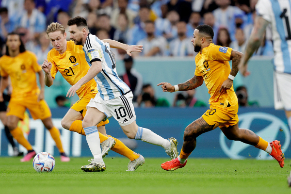 Messi conduce el balón en el duelo contra Países Bajos