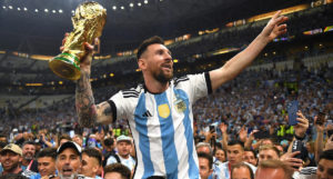 Messi es llevado en hombros con la copa de campeón