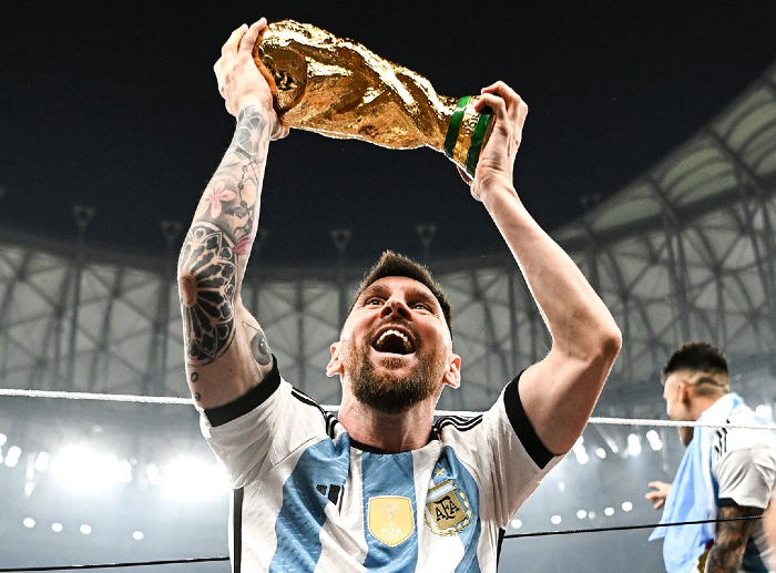Messi levanta la copa de campeón