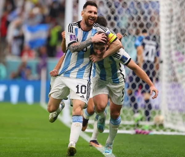 Messi y Julián Álvarez festejando uno de los goles de Argentina