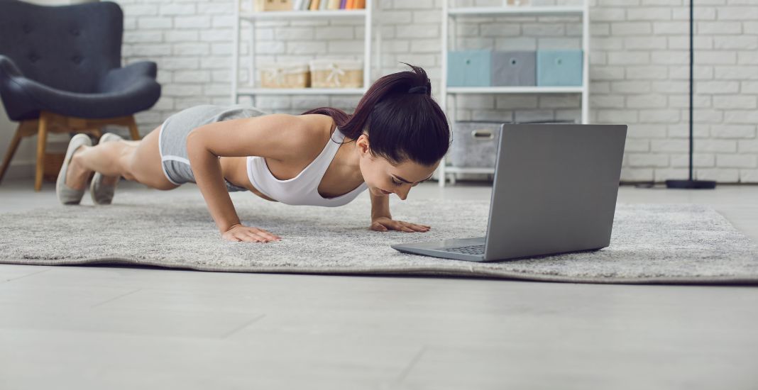 Aprende 8 ejercicios en casa para bajar de peso en menos de 1 minuto