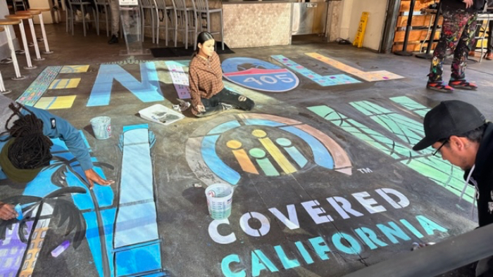 Artistas pintando un mural en Grand Central Market de Los Ángeles