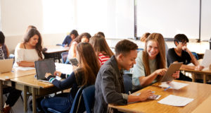 Estudiantes de preparatoria en el salón de clases