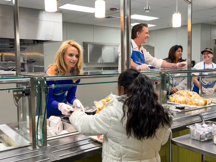 Gavin Newsom sirviendo comidas en una escuela