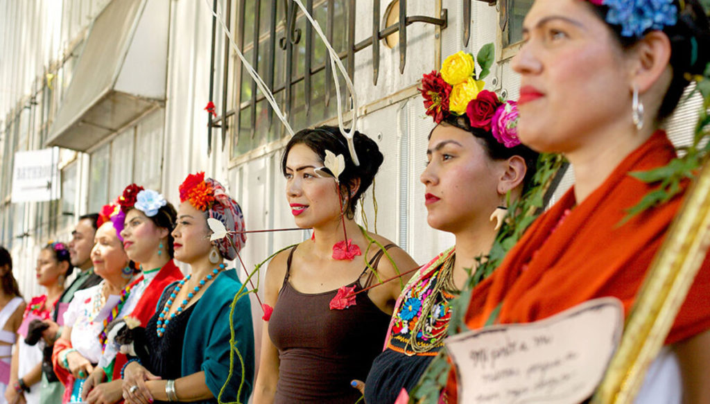 Grupo de artistas con vestuario estilo Frida Khalo
