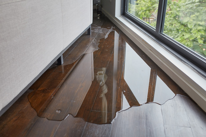Agua estancada en el piso de la casa