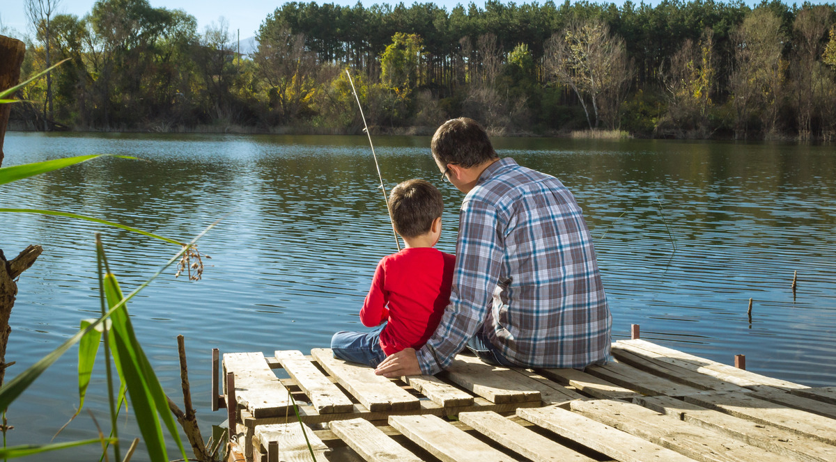 Padre e hijo pescando en un lago