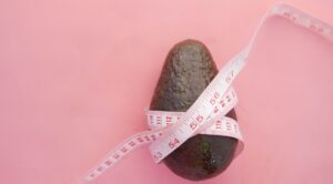 Aguacate con una cinta métrica