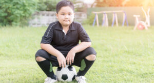 Niño sentado sobre un balón