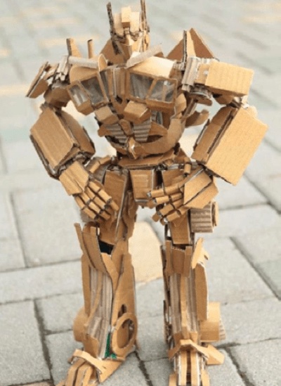 Robot hecho de cartón