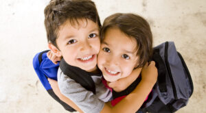 Dos niños abrazados