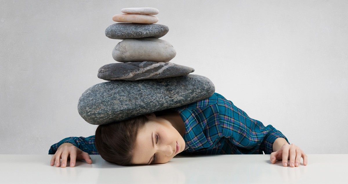 Mujer con piedras en la espalda