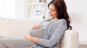 Mujer hispana embarazada