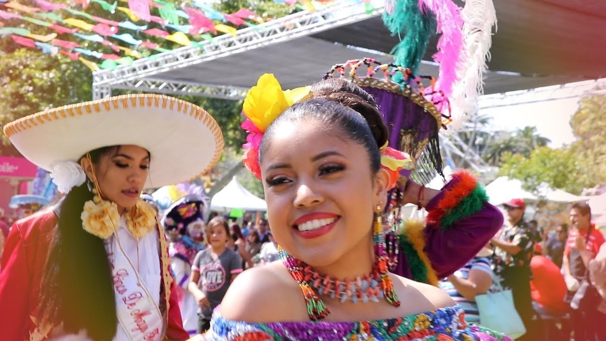 Mujeres con trajes típicos de México