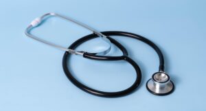 Estetoscopio sobre fondo azul