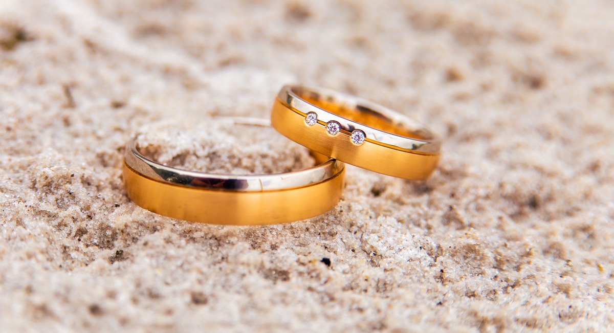 anillos de boda sobre la arena
