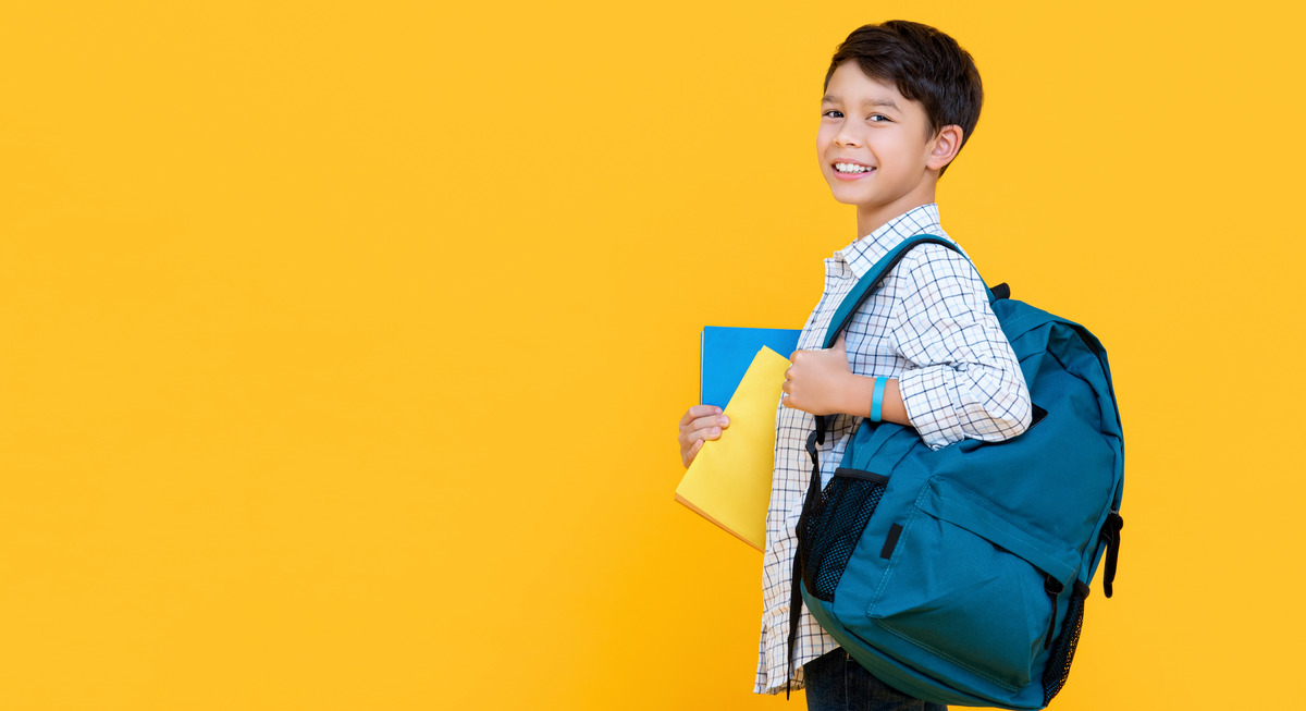 Niño con su mochila escolar