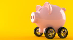 Cerdito con ruedas sobre fondo amarillo