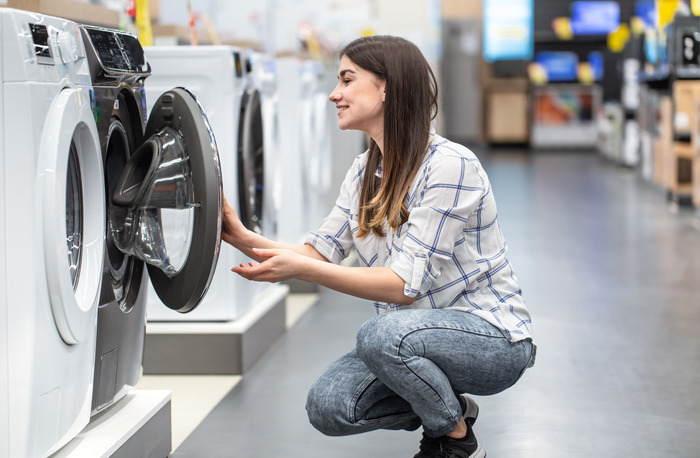 mujer revisando una lavadora