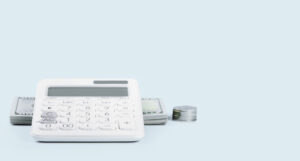 Calculadora, billetes y monedas