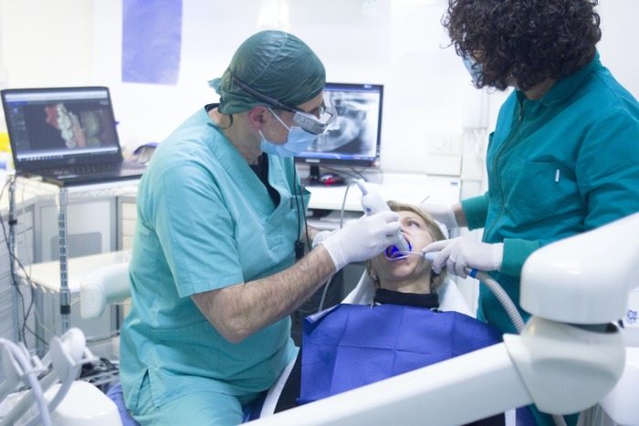 Un paciente recibe un tratamiento dental