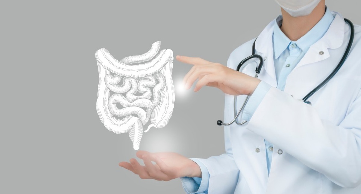 Imagen de un doctor con una ilustración del sistema digestivo 2