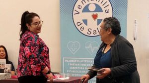 Señora de la tercera edad en la ventanilla de salud del consulado