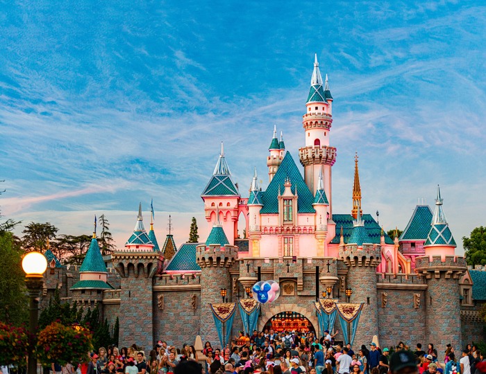 Disneyland se transforma para la temporada de Navidad.