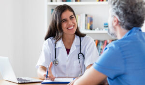 Doctora hispana hablando con una paciente