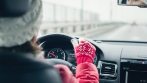 Mujer conduciendo en la temporada de invierno