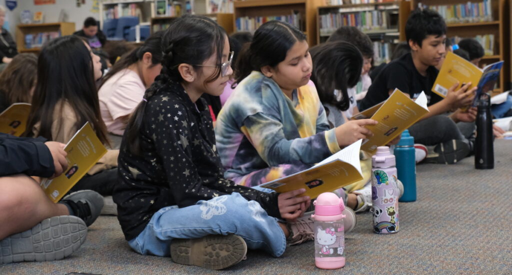 Niños leyendo libros bilingües