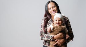 mamá latina cargando a su bebé