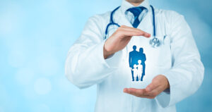 Imagen de doctor protegiendo a una familia