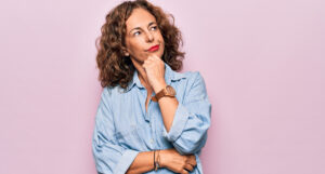 Mujer de mediana edad en actitud rde intriga