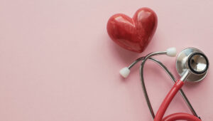 Inmagen de un corazón junto a un estetoscopio