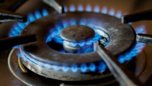 quemador de la estufa con la llama ardiendo