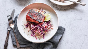 Salmón braseado con col y manzana rayada