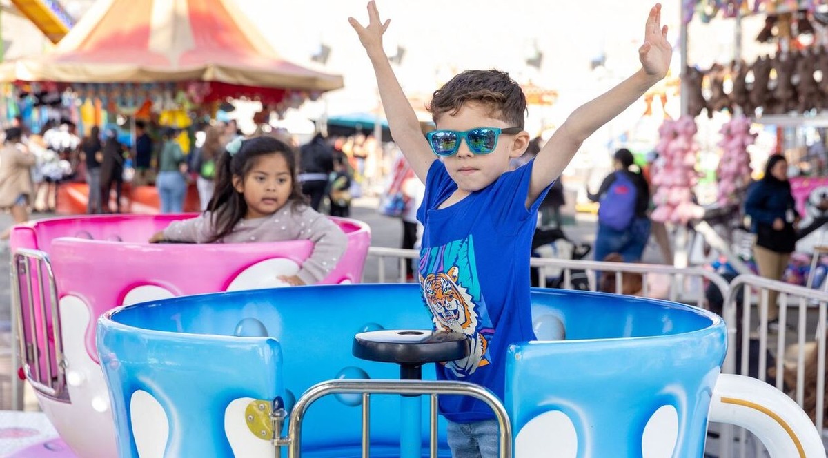 Los niños disfrutan de los juegos mecánicos en la Feria del Condado de Los Ángeles