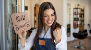 Mujer feliz abriendo su propio negocio