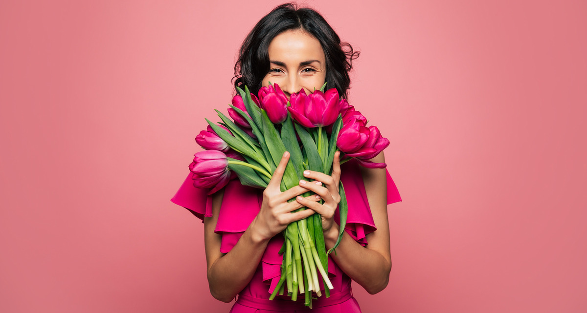 Mujer latina con un ramo de flores