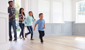 Familia latina entrando a su nueva casa