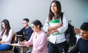 Joven hispana en un salón de clases