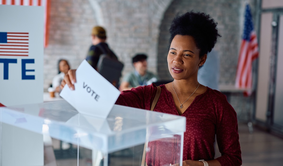 Mujer deposita su voto en una urna